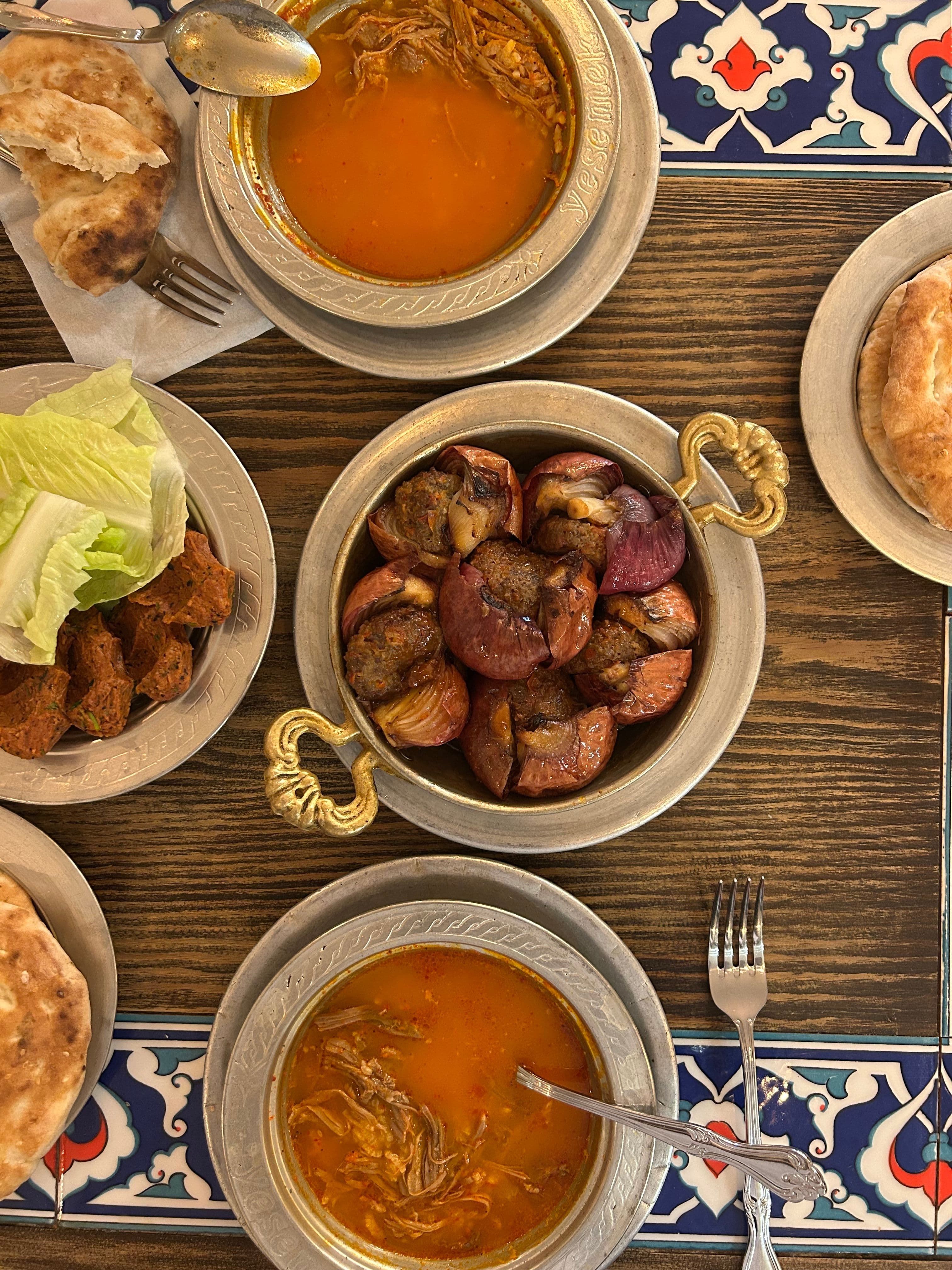 Çorba, ekmek ve etli yemeklerden oluşan geleneksel sofra düzeni